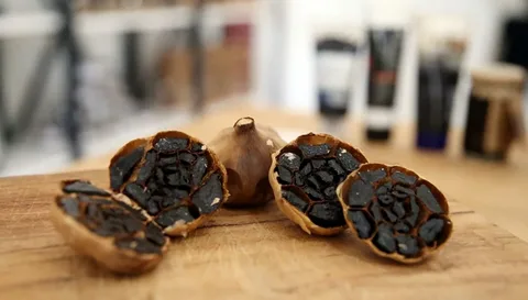 تصویر 1 از سیر سیاه فرآوری شده با خواص درمانی و بسته‌ بندی شکیل